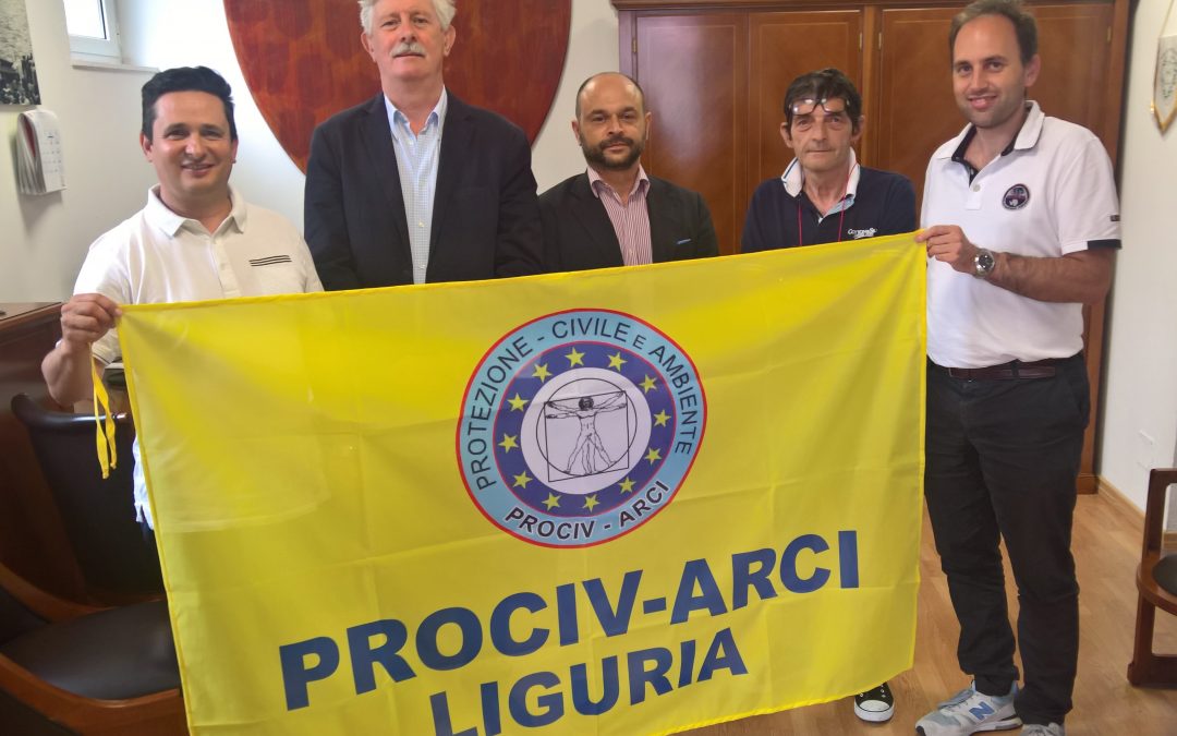 Consegnata la bandiera della Prociv Arci Liguria al Presidente di “Life on the Sea” Francesco Longardo.