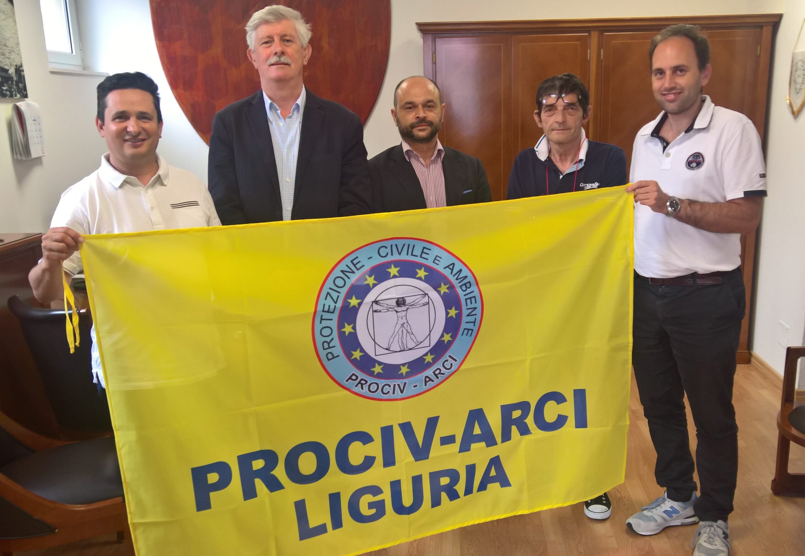 Consegnata la bandiera della Prociv Arci Liguria al Presidente di “Life on the Sea” Francesco Longardo.