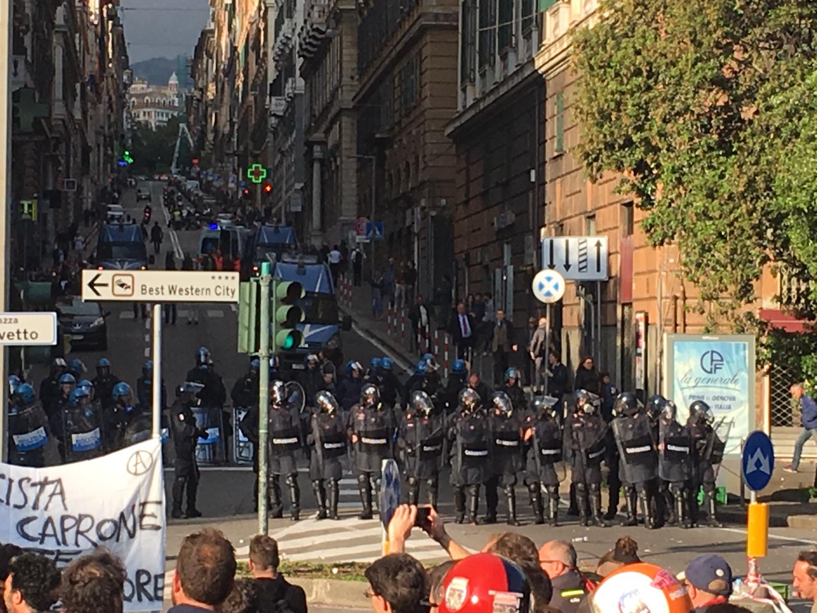 Solidarietà al giornalista di Repubblica picchiato dalla Polizia!